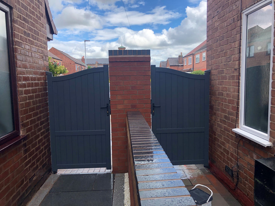 The Abbey - Aluminium pedestrian gate with vertical solid