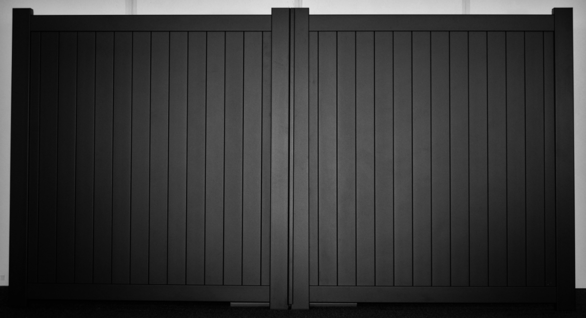 Aluminium double swing gate with vertical solid infill -  Flat top