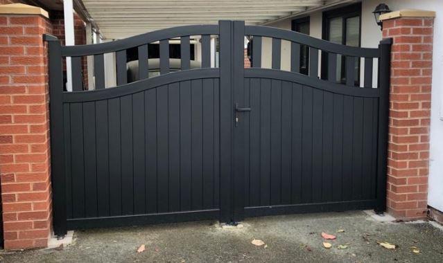 The Regent - Aluminium double swing gate with mixed infill - Bell curved top - Full Hinge Pack Included